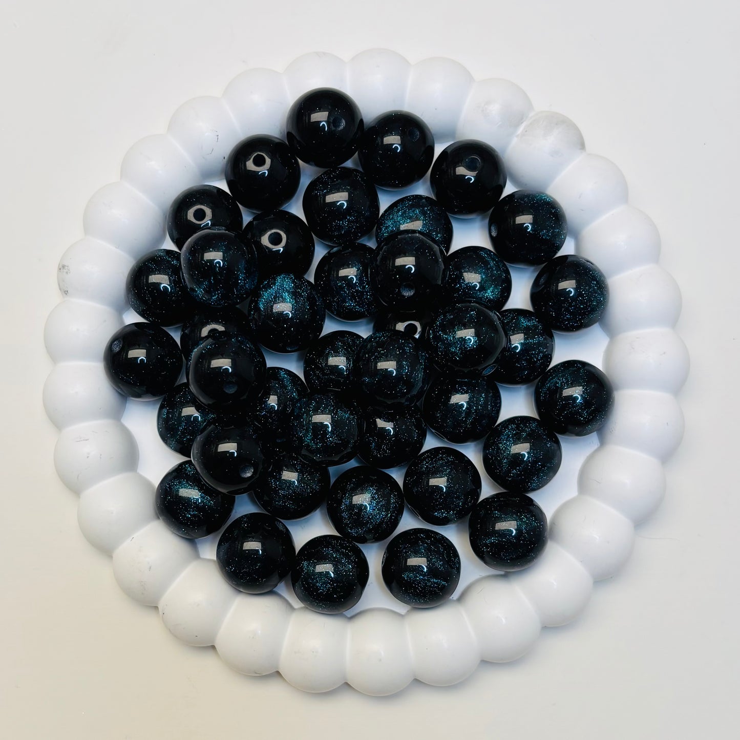Perles noir reflet bleu pailletée - Résine - 16 mm (Lot de 10 perles)